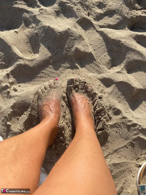 Sweet Susi: European Blonde MILF Shows Her Feet on the Beach – photo 6 of 16