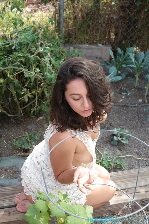 Nikki Silver: Brunette Shows Her Hairy Bush in the Garden – photo 4 of 21