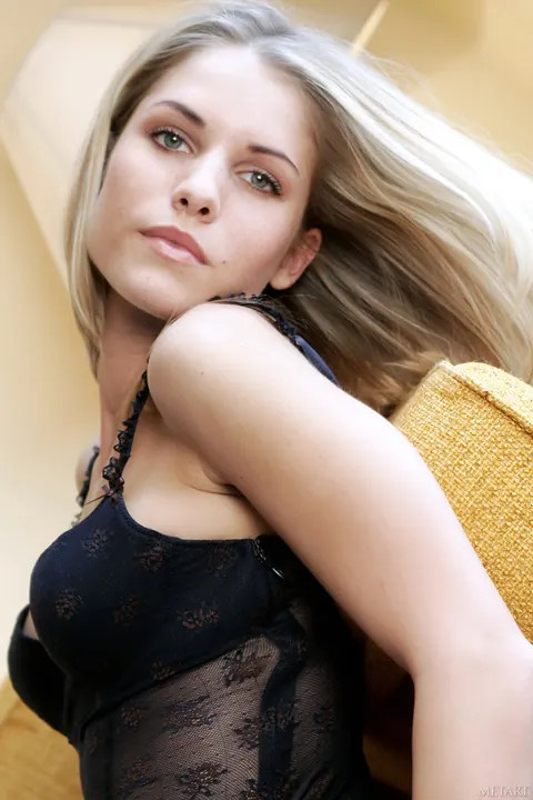 Slim Blonde Spreads Her Shaved Pussy While Posing Nude – photo 1 of 21