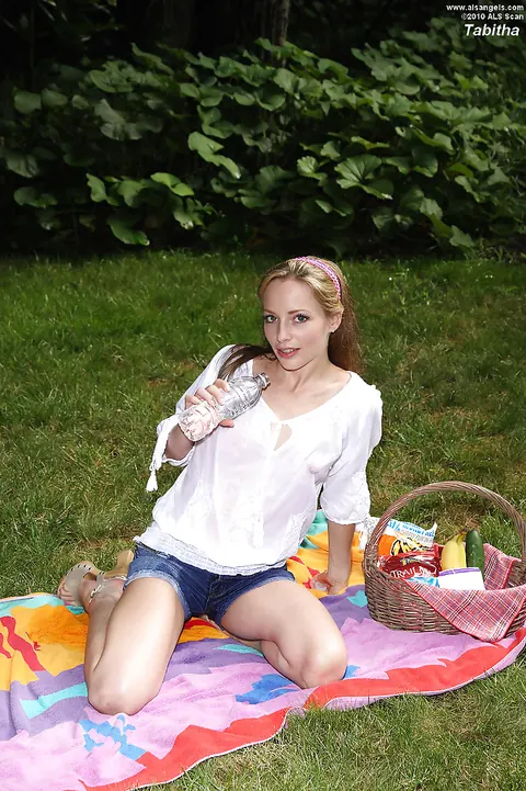 Busty Babe Strips Out of Her Shorts Outdoors – photo 4 of 16