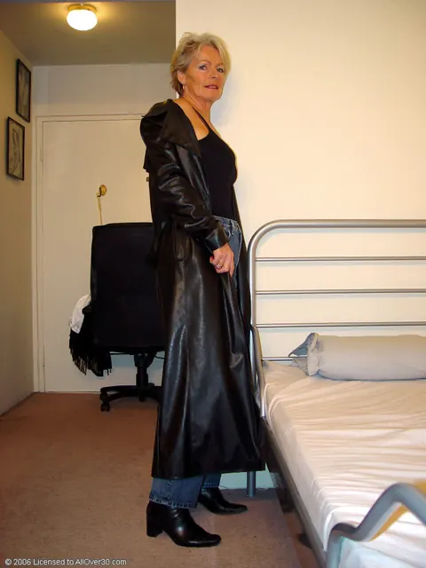 Short-Haired Mature Blonde Spreads Her Hairy Bush – photo 2 of 20