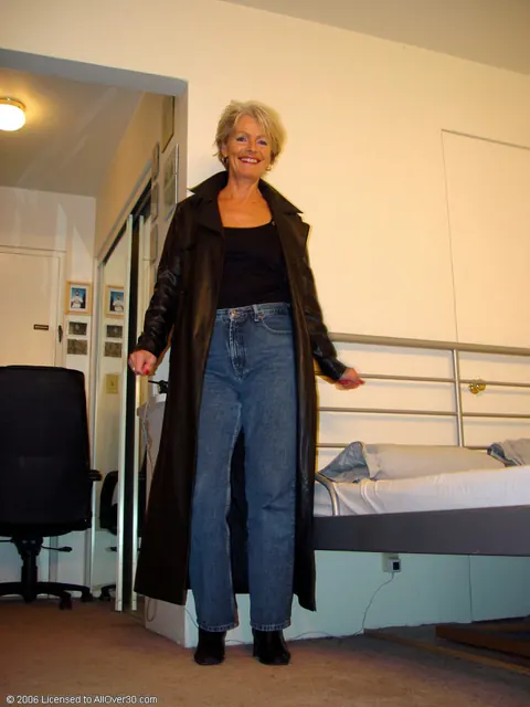 Short-Haired Mature Blonde Spreads Her Hairy Bush – photo 1 of 20