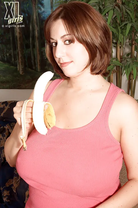 Lexi Windsor: Brunette BBW Shows Her Big Tits and a Banana in Tight Jeans – photo 5 of 16