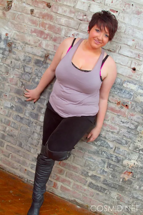 Short-Haired BBW Shows Off Her Big Tits – photo 7 of 16