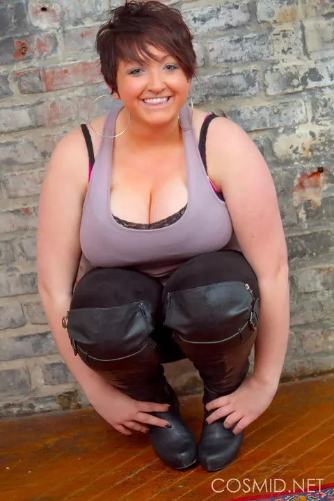 Short-Haired BBW Shows Off Her Big Tits – photo 8 of 16