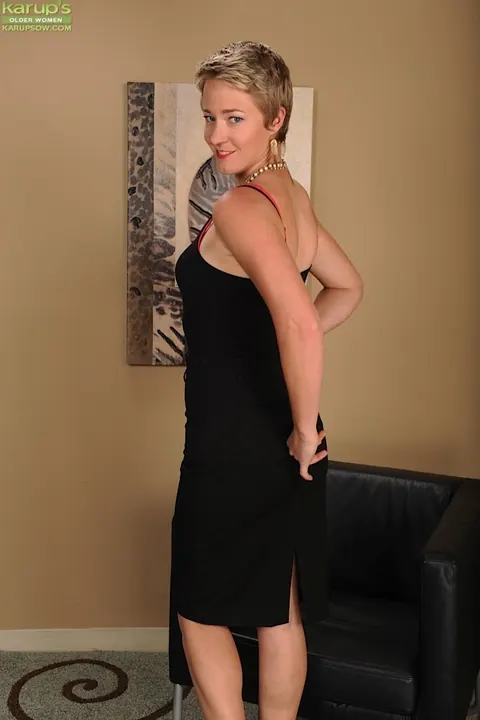 Liz Sophia: Short-Haired Blonde MILF Spreads Her Shaved Pussy in Heels – photo 2 of 16