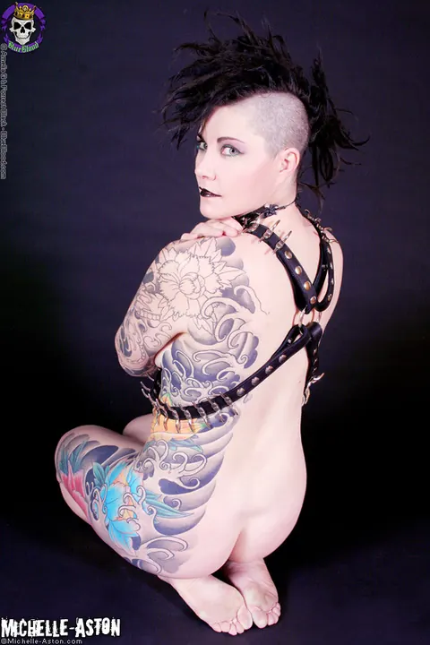 Michelle Aston: Tall Tattooed MILF Masturbates in a Leather Harness – photo 12 of 15
