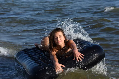 Woman Strips and Poses Nude on the Beach – photo 11 of 21