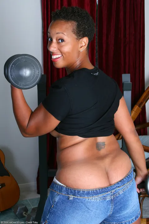 Thick African MILF Spreads Her Pink Pussy in the Gym – photo 5 of 20