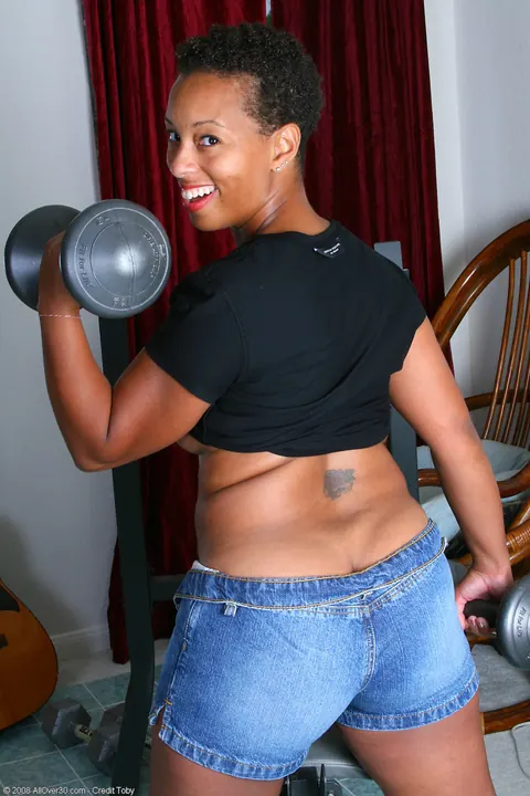 Thick African MILF Spreads Her Pink Pussy in the Gym – photo 4 of 20