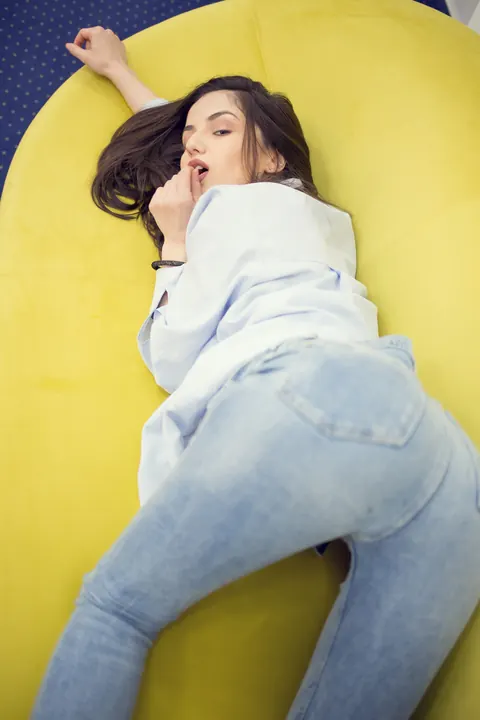 Kristen Belle: Thick Brunette Shows Off Her Big Ass in Jeans Outdoors – photo 12 of 15