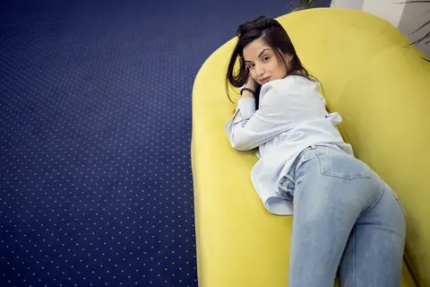 Kristen Belle: Thick Brunette Shows Off Her Big Ass in Jeans Outdoors – photo 11 of 15
