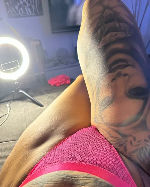 Tattooed Amateur Strips Nude and Poses for the Camera – photo 1 of 10