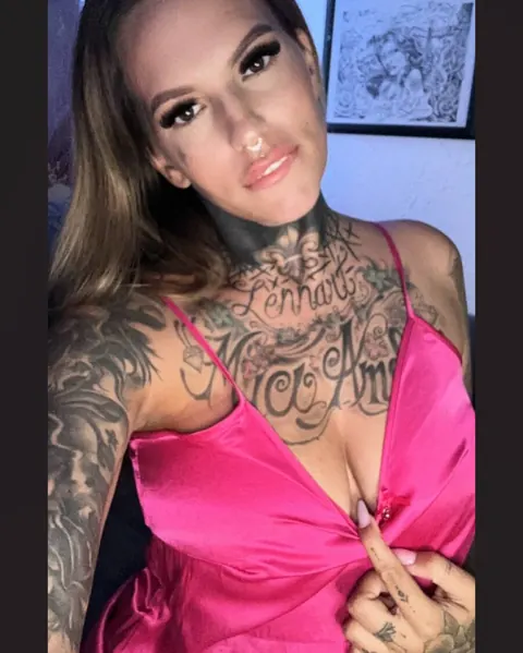 Tattooed Amateur Strips Nude and Poses for the Camera – photo 5 of 10