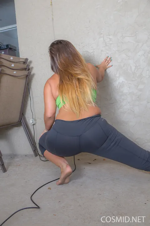 Allie Giovanni: Blonde PAWG in Yoga Pants Shows Her Big Ass – photo 4 of 16