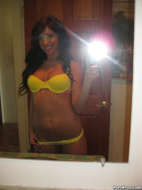 Bella Rey: Brunette Strips Out of Her Bikini and Spreads Her Flexible Body – photo 6 of 17