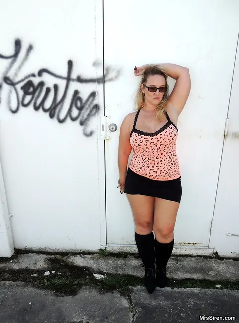 Dee Siren: Curvy Blonde MILF Flashes Her Big Tits and Spreads Outdoors – photo 10 of 20
