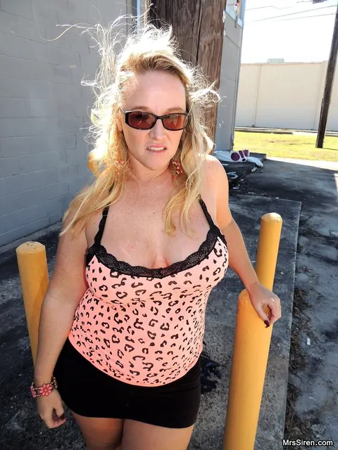 Dee Siren: Curvy Blonde MILF Flashes Her Big Tits and Spreads Outdoors – photo 15 of 20