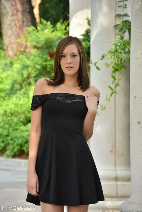 Molly Manson: Brunette in a Skirt Spreads Her Pink Holes Outdoors – photo 3 of 20
