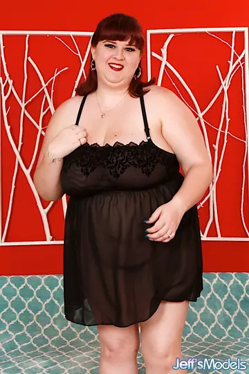 Shanelle Savage – Thick Redhead MILF Strips Off Her Lingerie and Spreads