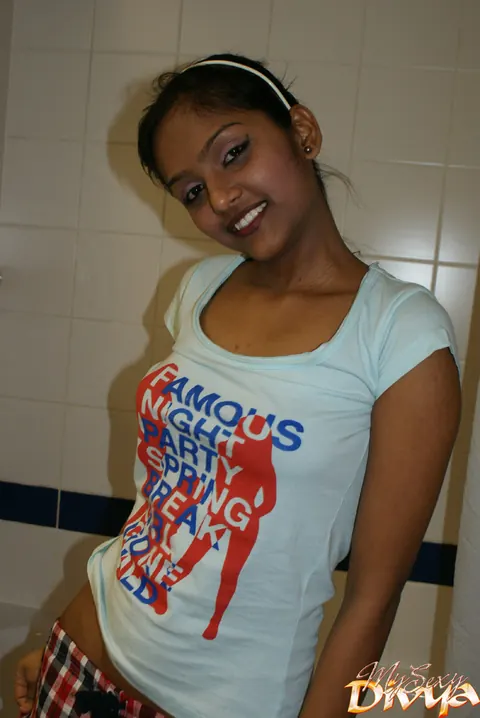 Divya Yogesh: Indian Brunette Undresses in the Bathroom – photo 1 of 12