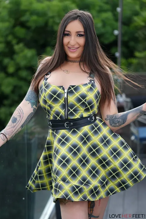 Anna Chambers: European Brunette Undresses Outdoors and Spreads Her Hairy Pussy – photo 2 of 20