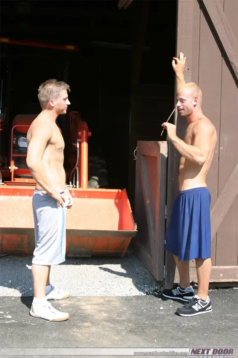 Two Thick Men Kiss and Fuck in the Bathroom – photo 10 of 21