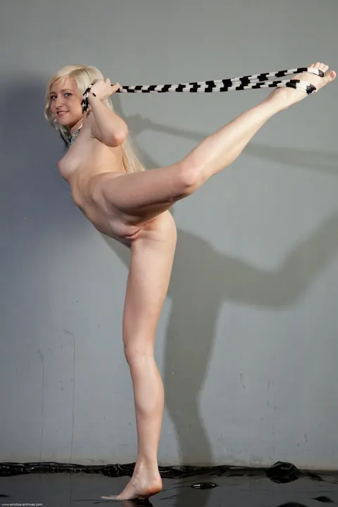 Janelle B: Blonde with Small Natural Tits Poses Nude and Turns Her Hips – photo 3 of 21