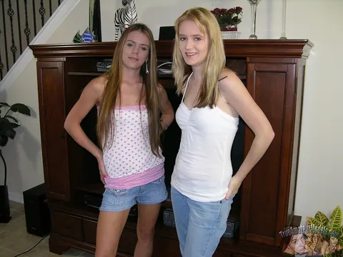 Amateur Lesbians Spread Asses and Pussies in Shorts – photo 2 of 13
