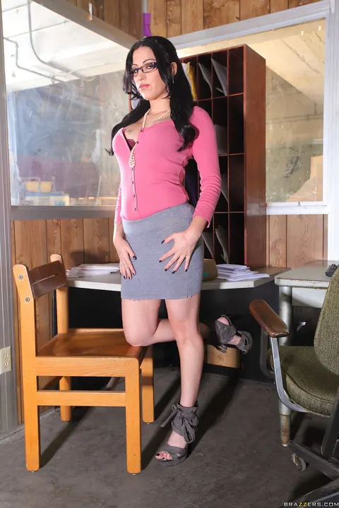 Daisy Cruz: Busty Latina MILF in Glasses Spreads Her Pussy at the Desk – photo 1 of 21