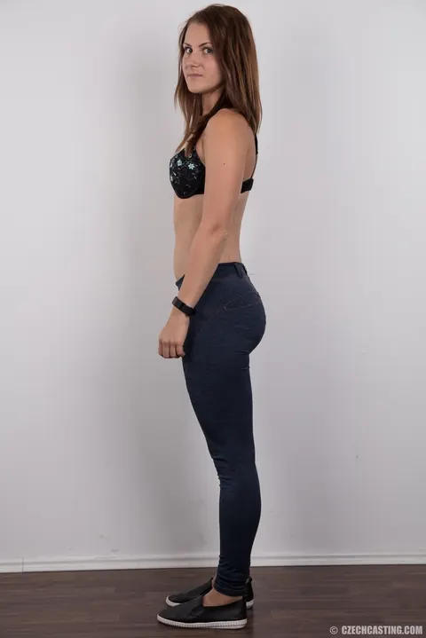 Slim Czech Amateur Strips Out of Her Jeans and Spreads – photo 4 of 20
