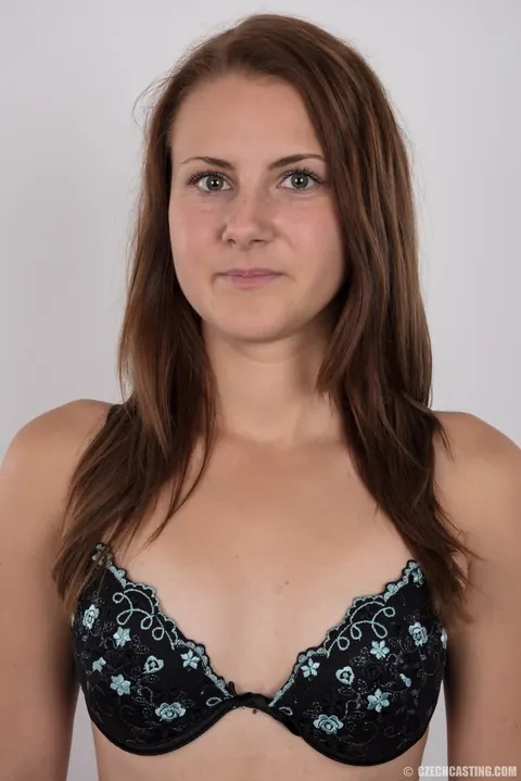 Slim Czech Amateur Strips Out of Her Jeans and Spreads – photo 5 of 20