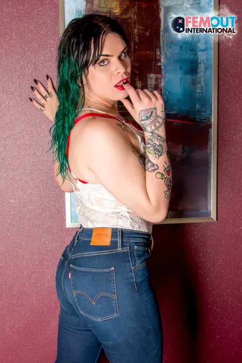Trans Woman Drops Her Jeans and Poses Fully Nude – photo 1 of 16