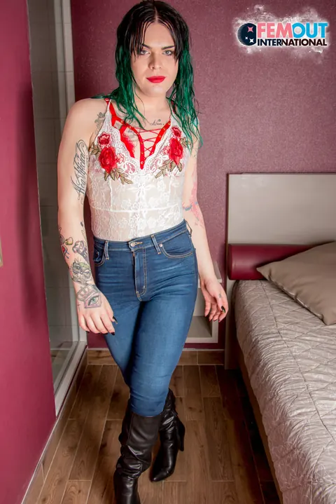 Trans Woman Drops Her Jeans and Poses Fully Nude – photo 2 of 16