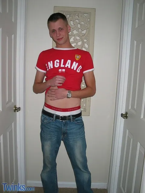 Skinny Guy Strokes His Small Dick to a Gay Cumshot – photo 1 of 21