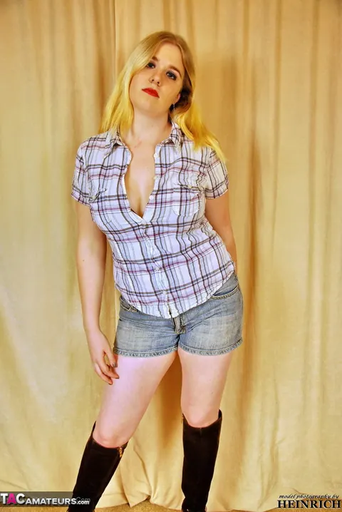 Mona Summers: European Blonde in High Heels and Shorts Strips Nude – photo 2 of 20