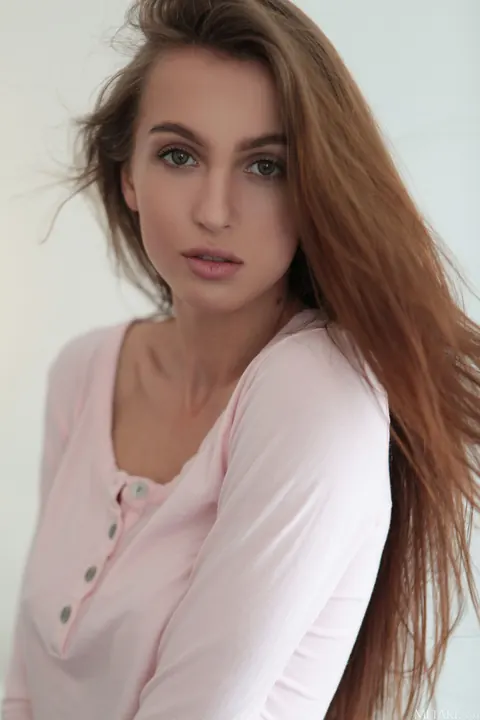 Holly Haim: Tall Brunette Strips Out of Her Dress – photo 3 of 20