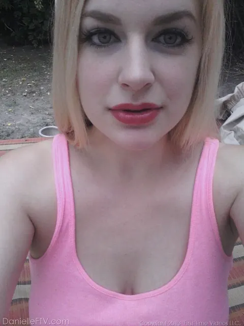 Danielle Delaunay: Blonde in Glasses Lifts Her Skirt for Selfies – photo 6 of 14
