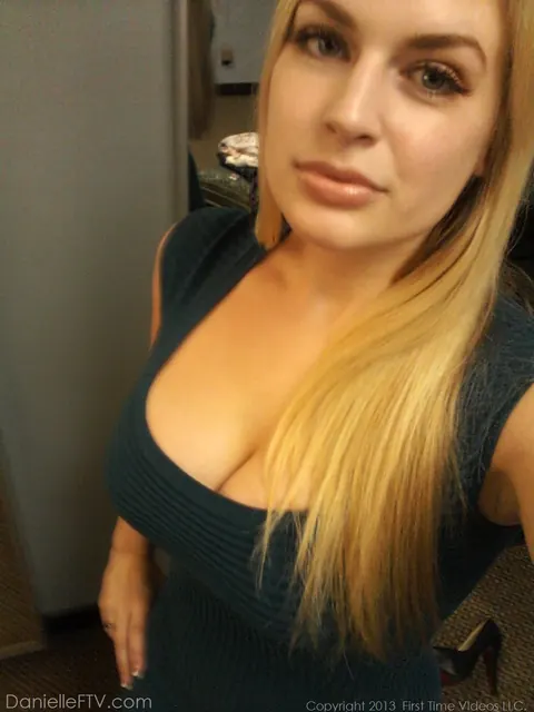 Danielle Delaunay: Blonde in Glasses Lifts Her Skirt for Selfies – photo 9 of 14