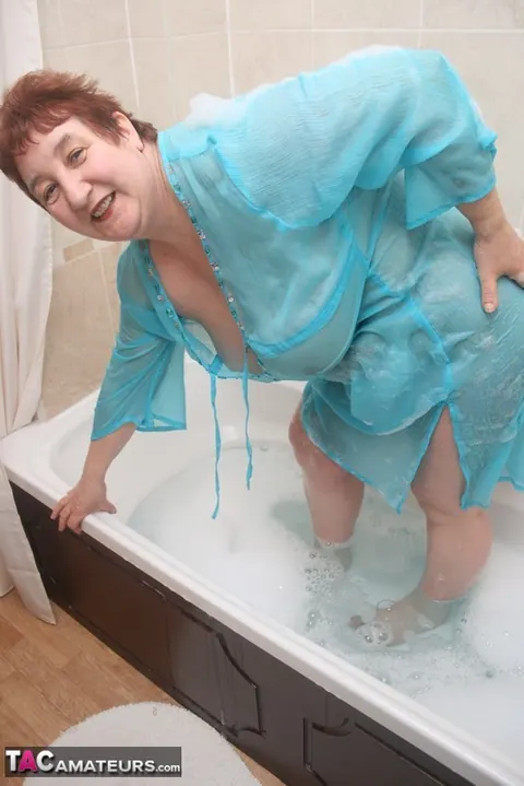 Kinky Carol: Thick British Redhead Spreads Her Shaved Pussy in the Bathtub – photo 6 of 20