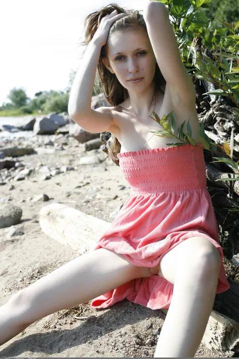Brunette Lifts Her Short Skirt and Spreads Outdoors – photo 20 of 21