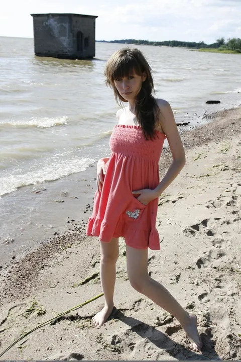 Brunette Lifts Her Short Skirt and Spreads Outdoors – photo 17 of 21