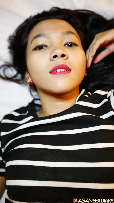 Petite Asian Babe Fucks a Stranger in the Hotel – photo 4 of 21