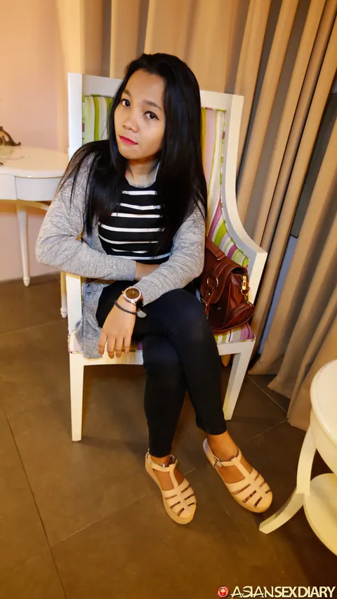 Petite Asian Babe Fucks a Stranger in the Hotel – photo 1 of 21
