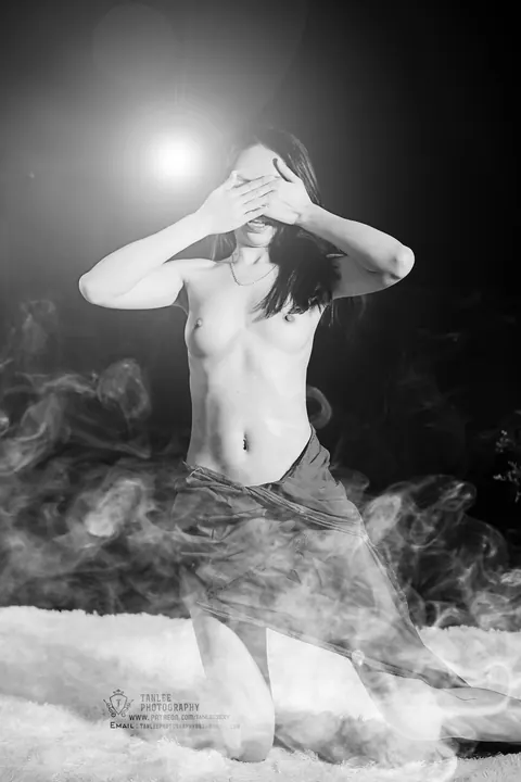 Woman Stands Nude and Flaunts Her Ass – photo 5 of 21