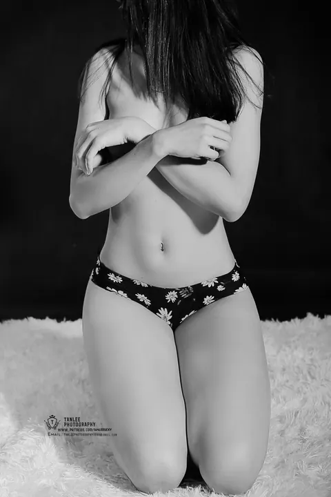 Woman Stands Nude and Flaunts Her Ass – photo 10 of 21