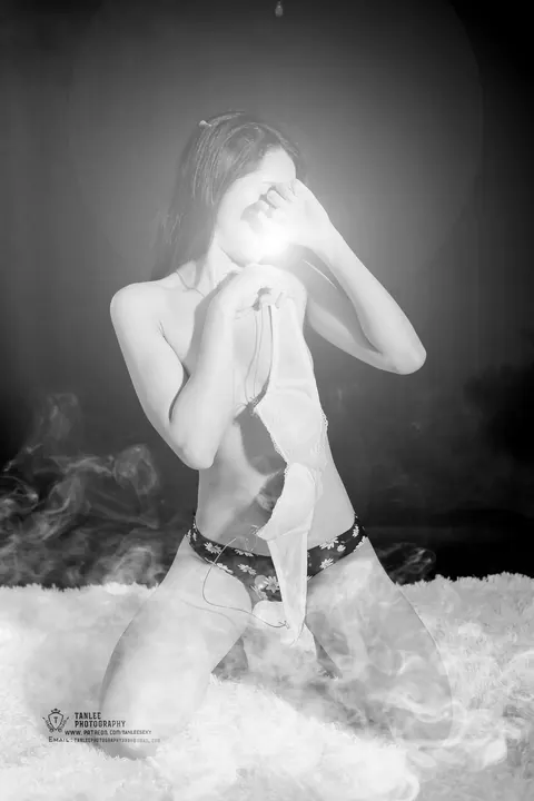 Woman Stands Nude and Flaunts Her Ass – photo 7 of 21