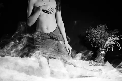 Woman Stands Nude and Flaunts Her Ass – photo 6 of 21