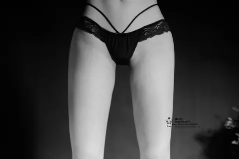 Woman Stands Nude and Flaunts Her Ass – photo 18 of 21