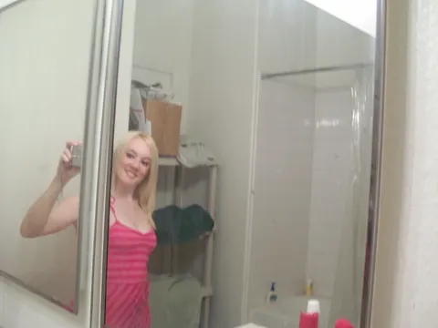 Blonde Amateur Shows Her Big Tits in a Mirror Selfie – photo 2 of 21